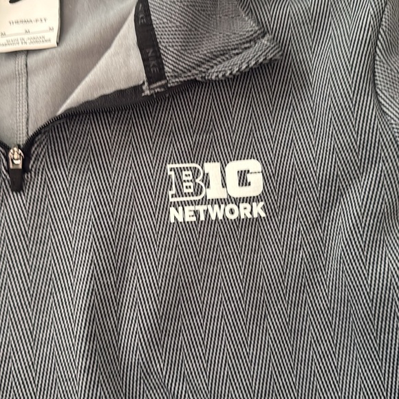 New- Nike women’s quarter zip - Picture 3 of 4